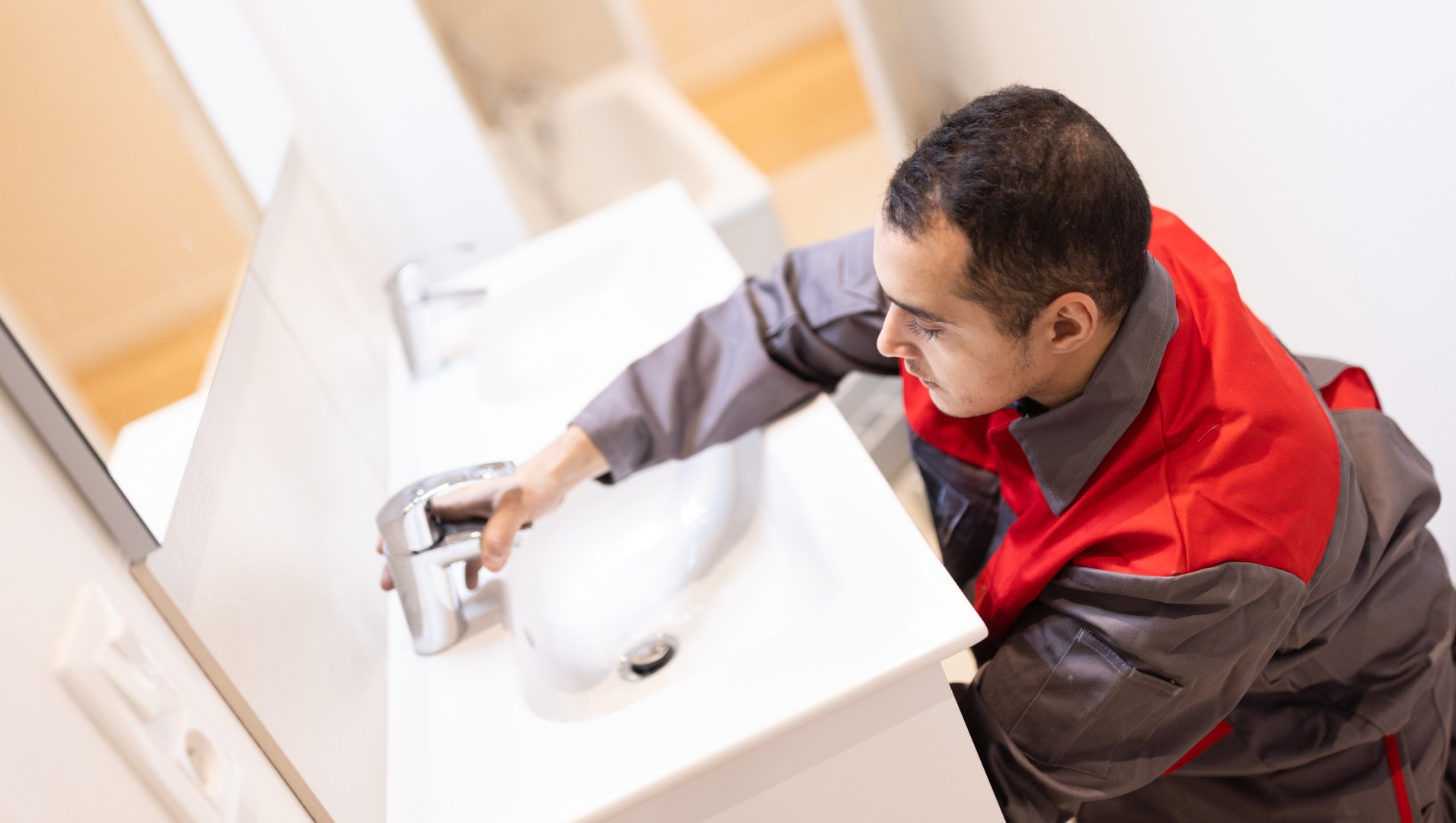 Plombier professionnel au travail